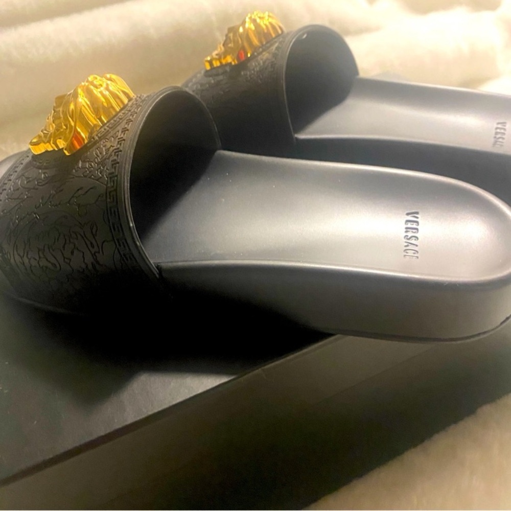 NIB Versace Women's Medusa Slide Sandals in Black/ Gold - Size 37 - Picture 11 of 16